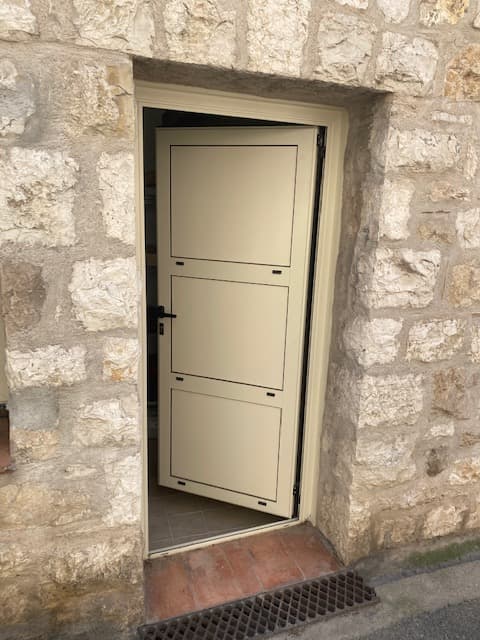 Service door – Vence
